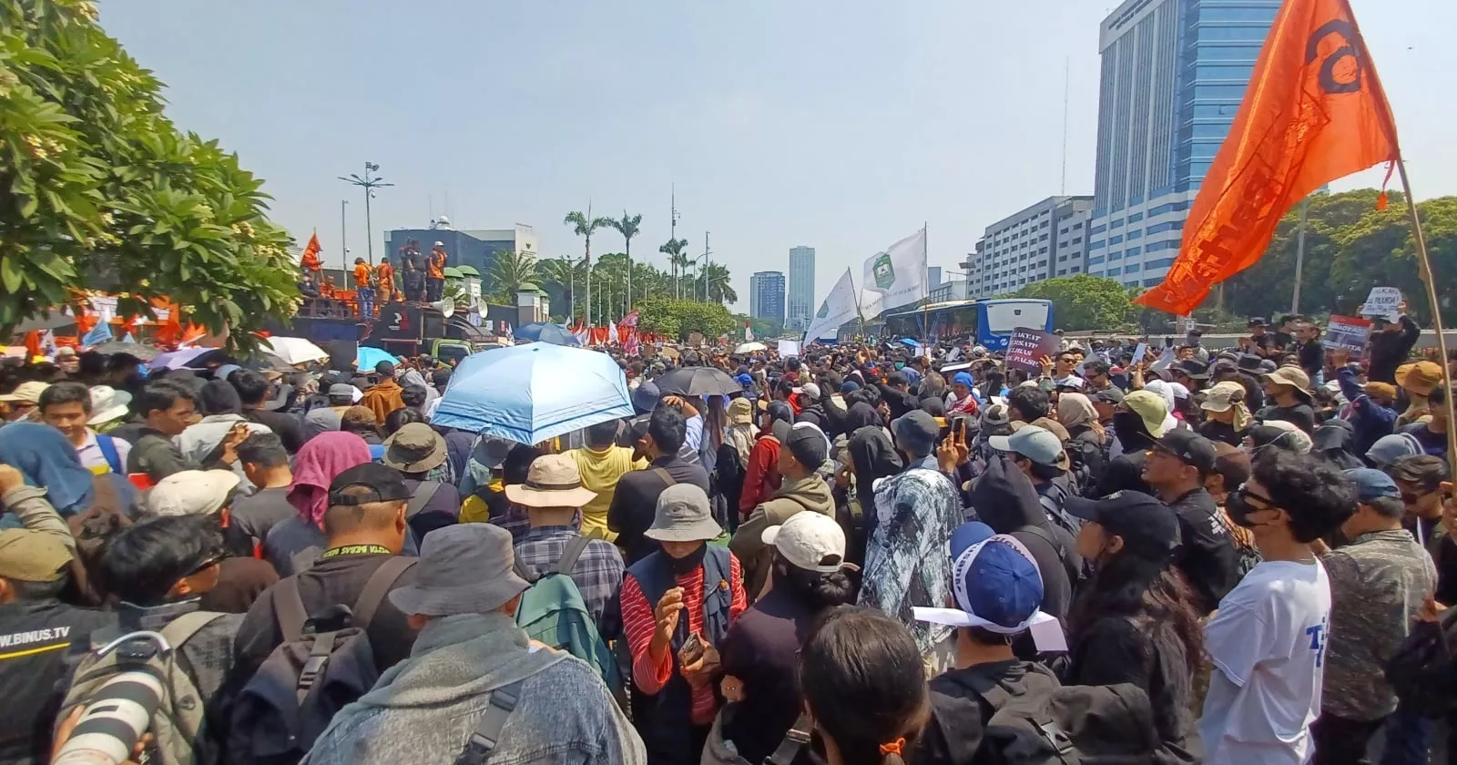 Kerumunan massa padat memenuhi jalanan saat demo Jakarta 27 Agustus 2026