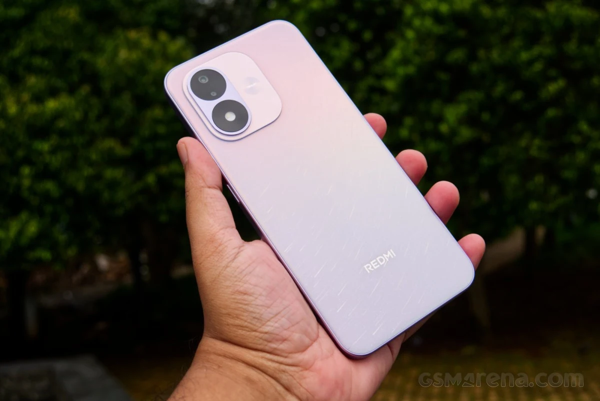 Hands on Redmi Note 17 Series varian warna ungu gradasi dengan tekstur garis melengkung