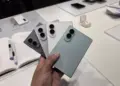 Tangan memegang empat unit smartphone lipat dalam susunan kipas memperlihatkan varian warna bodi Galaxy Z Fold 8.