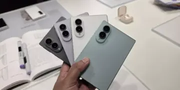 Tangan memegang empat unit smartphone lipat dalam susunan kipas memperlihatkan varian warna bodi Galaxy Z Fold 8.