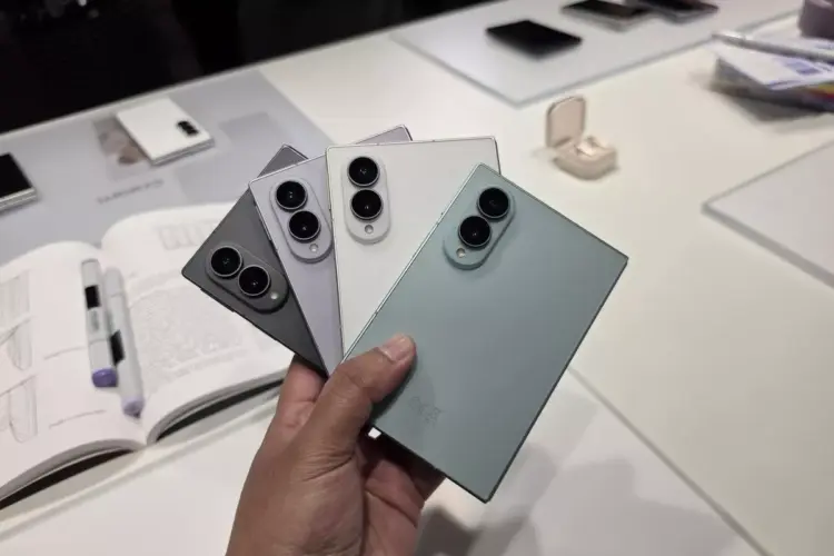 Tangan memegang empat unit smartphone lipat dalam susunan kipas memperlihatkan varian warna bodi Galaxy Z Fold 8.