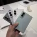 Tangan memegang empat unit smartphone lipat dalam susunan kipas memperlihatkan varian warna bodi Galaxy Z Fold 8.