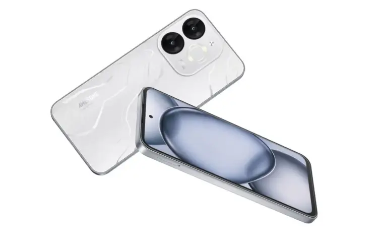 Dua unit smartphone itel perak dengan tekstur motif marmer di bagian belakang dan layar depan aktif memperlihatkan HP itel RAM Besar.