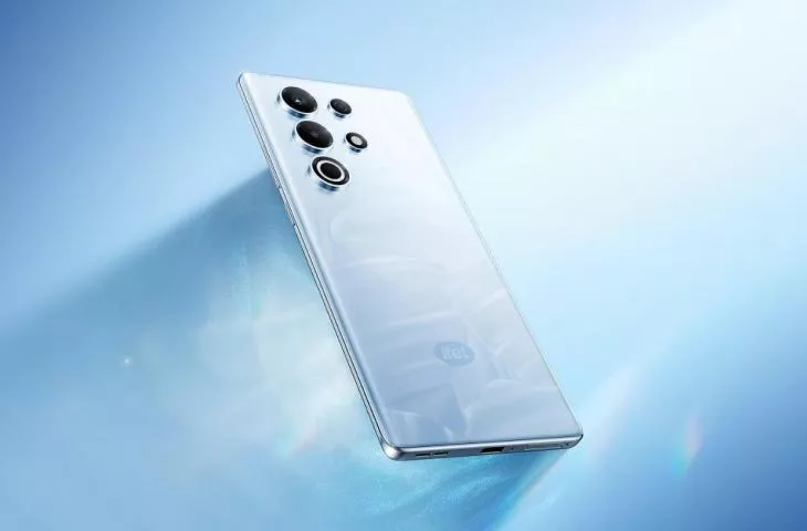 Smartphone itel warna biru muda melayang di udara memperlihatkan susunan kamera belakang dan logo itel untuk HP itel RAM Besar.