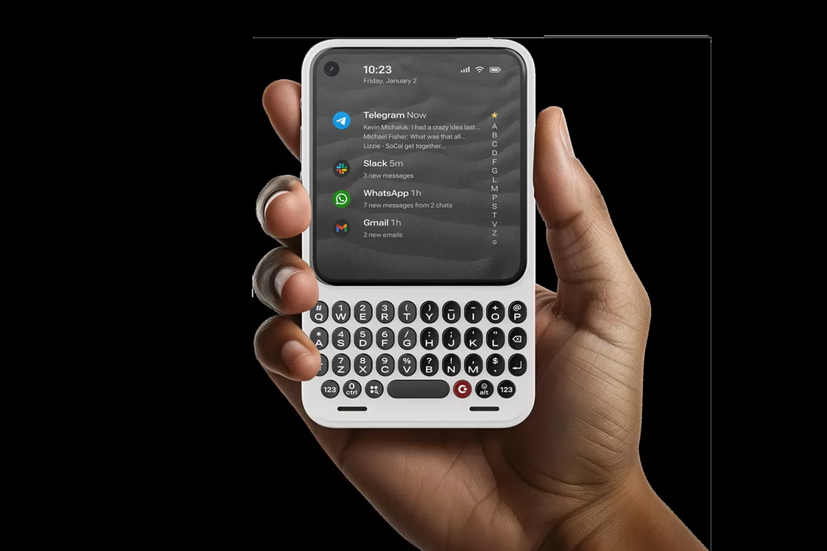 Tangan memegang HP Android putih dengan keyboard QWERTY fisik di bagian bawah dan layar menampilkan notifikasi aplikasi.