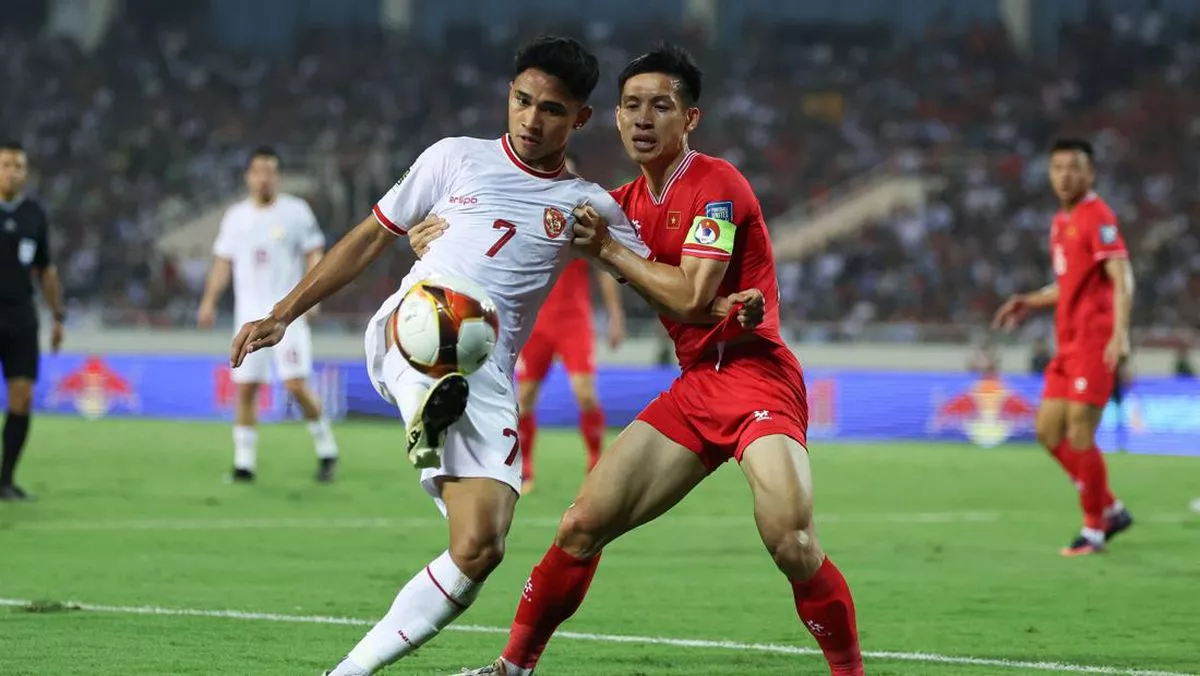 Pertarungan ketat antara pemain Timnas Indonesia dan Vietnam dalam perebutan bola di udara pada laga Piala AFF 2026.