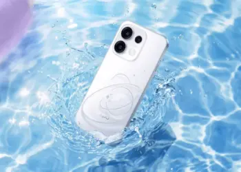 Smartphone Oppo Reno 16 F 5G Eco Pack warna putih berada di dalam air jernih memperlihatkan ketahanan terhadap air.