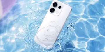 Smartphone Oppo Reno 16 F 5G Eco Pack warna putih berada di dalam air jernih memperlihatkan ketahanan terhadap air.