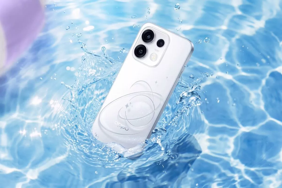 Smartphone Oppo Reno 16 F 5G Eco Pack warna putih berada di dalam air jernih memperlihatkan ketahanan terhadap air.