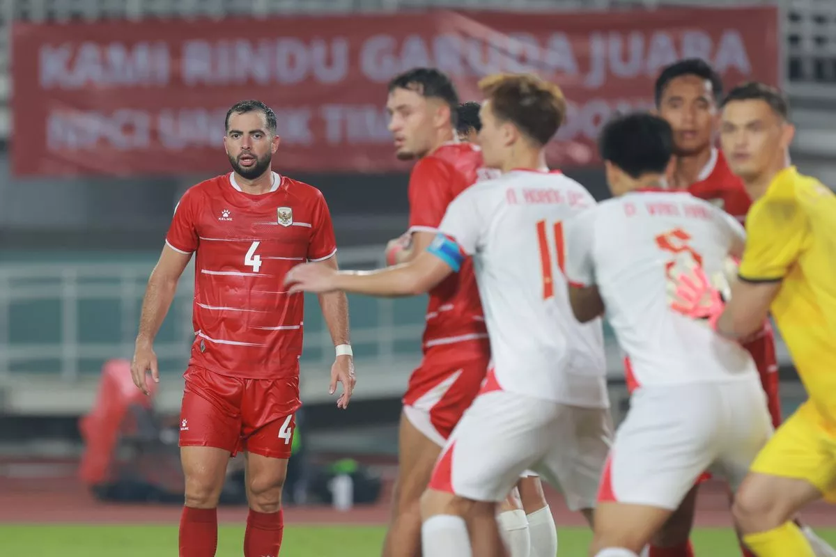 Bek tangguh Timnas Indonesia, Jordi Amat (4), bersiap mengantisipasi serangan lawan dalam duel krusial melawan Singapura. Saksikan live streaming gratisnya!