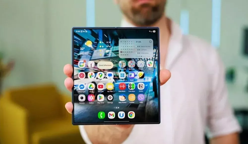 Seseorang memegang layar utama Samsung Galaxy Z Fold 8 yang terbuka penuh menampilkan aplikasi