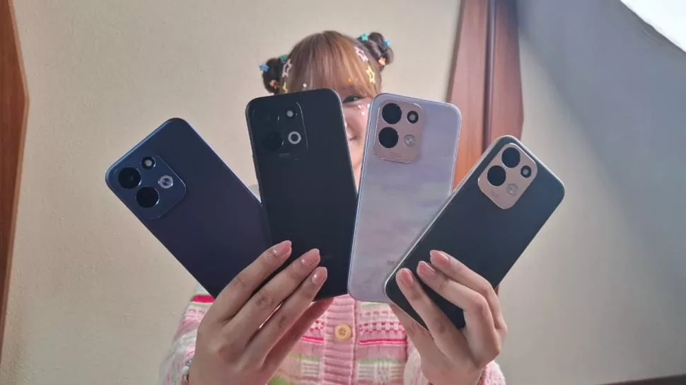 Seorang wanita dengan gaya rambut space buns berhias bintang memegang empat smartphone Redmi 17 dalam empat warna berbeda (biru, hitam, ungu marmer, hijau bermotif) dengan kedua tangannya.