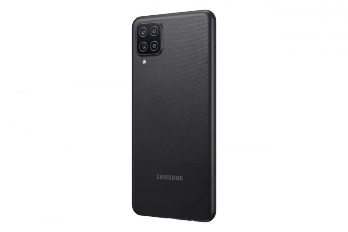 HP bekas 1 jutaan Samsung Galaxy A12 warna hitam, tampak belakang samping dengan tekstur bergaris dan empat kamera.