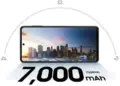 Layar smartphone menampilkan pemandangan kota dengan angka 7,000 mAh dan siklus siang malam.