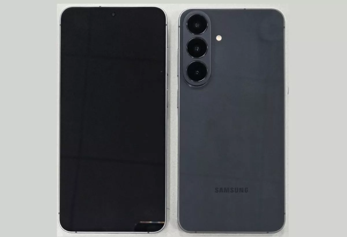 Tampilan depan dan belakang smartphone Samsung Galaxy S26 FE berwarna abu-abu gelap dengan tiga kamera.