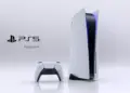Konsol PlayStation 5 posisi berdiri beserta pengontrol DualSense berlatar putih.
