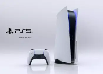 Konsol PlayStation 5 posisi berdiri beserta pengontrol DualSense berlatar putih.