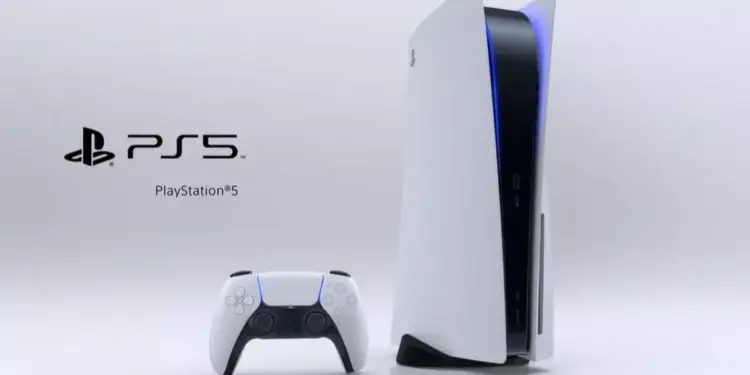 Konsol PlayStation 5 posisi berdiri beserta pengontrol DualSense berlatar putih.