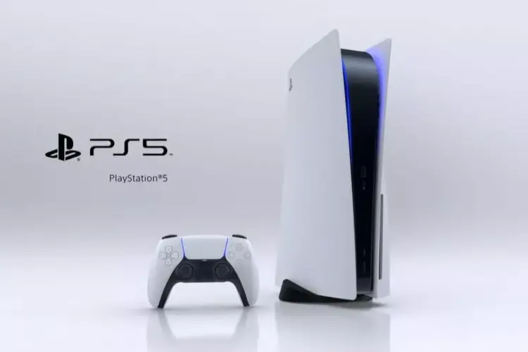 Konsol PlayStation 5 posisi berdiri beserta pengontrol DualSense berlatar putih.