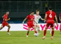 Aksi gelandang Timnas Indonesia, Marc Klok (23), dalam mengarsiteki serangan Garuda saat melawan Singapura. Link live streaming gratis tersedia di artikel ini.