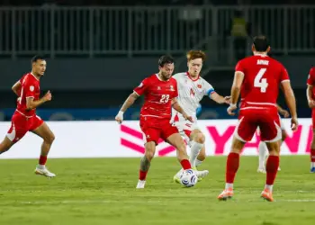 Aksi gelandang Timnas Indonesia, Marc Klok (23), dalam mengarsiteki serangan Garuda saat melawan Singapura. Link live streaming gratis tersedia di artikel ini.