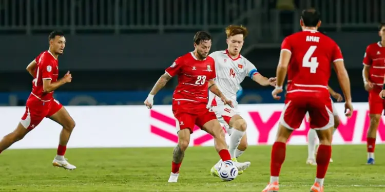 Aksi gelandang Timnas Indonesia, Marc Klok (23), dalam mengarsiteki serangan Garuda saat melawan Singapura. Link live streaming gratis tersedia di artikel ini.