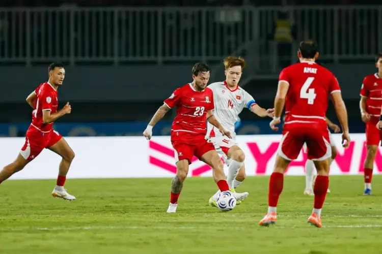Aksi gelandang Timnas Indonesia, Marc Klok (23), dalam mengarsiteki serangan Garuda saat melawan Singapura. Link live streaming gratis tersedia di artikel ini.