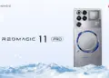 Smartphone gaming RedMagic 11S Pro warna perak berdiri di atas hamparan salju es