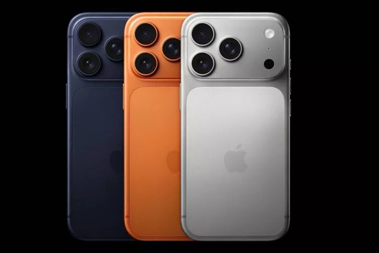 Konsep tampilan belakang iPhone 17 dalam pilihan warna navy, oranye, dan perak dengan modul kamera horizontal.