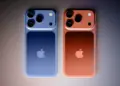Tampilan bodi belakang iPhone 17 varian warna biru dan oranye dengan modul kamera berdesain memanjang.