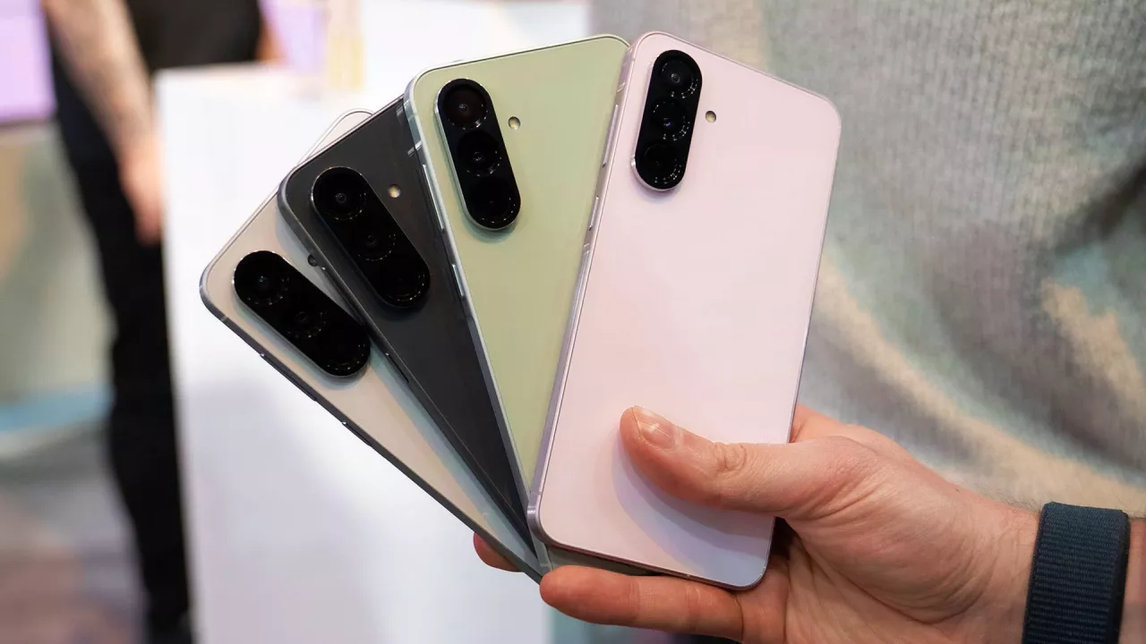 Berbagai varian warna menarik dari HP Samsung Galaxy yang mengalami penyesuaian harga di bulan Agustus 2026.