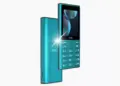 Feature phone HMD 105 4G School Edition warna biru cyan tampak depan dan belakang dengan kilauan cahaya.