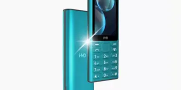 Feature phone HMD 105 4G School Edition warna biru cyan tampak depan dan belakang dengan kilauan cahaya.
