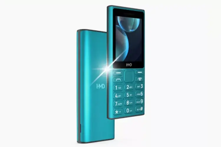Feature phone HMD 105 4G School Edition warna biru cyan tampak depan dan belakang dengan kilauan cahaya.