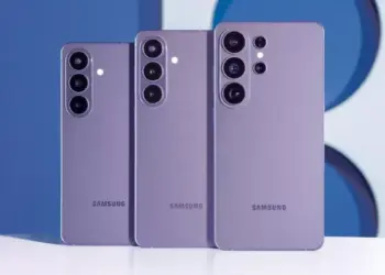 Perbandingan desain bodi belakang dan kamera Galaxy S26 FE bersama varian Galaxy S26 reguler, Plus, dan Ultra berwarna ungu.