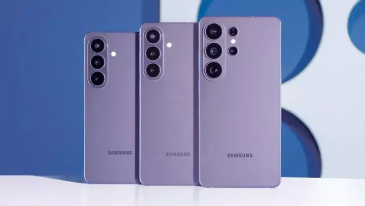 Perbandingan desain bodi belakang dan kamera Galaxy S26 FE bersama varian Galaxy S26 reguler, Plus, dan Ultra berwarna ungu.