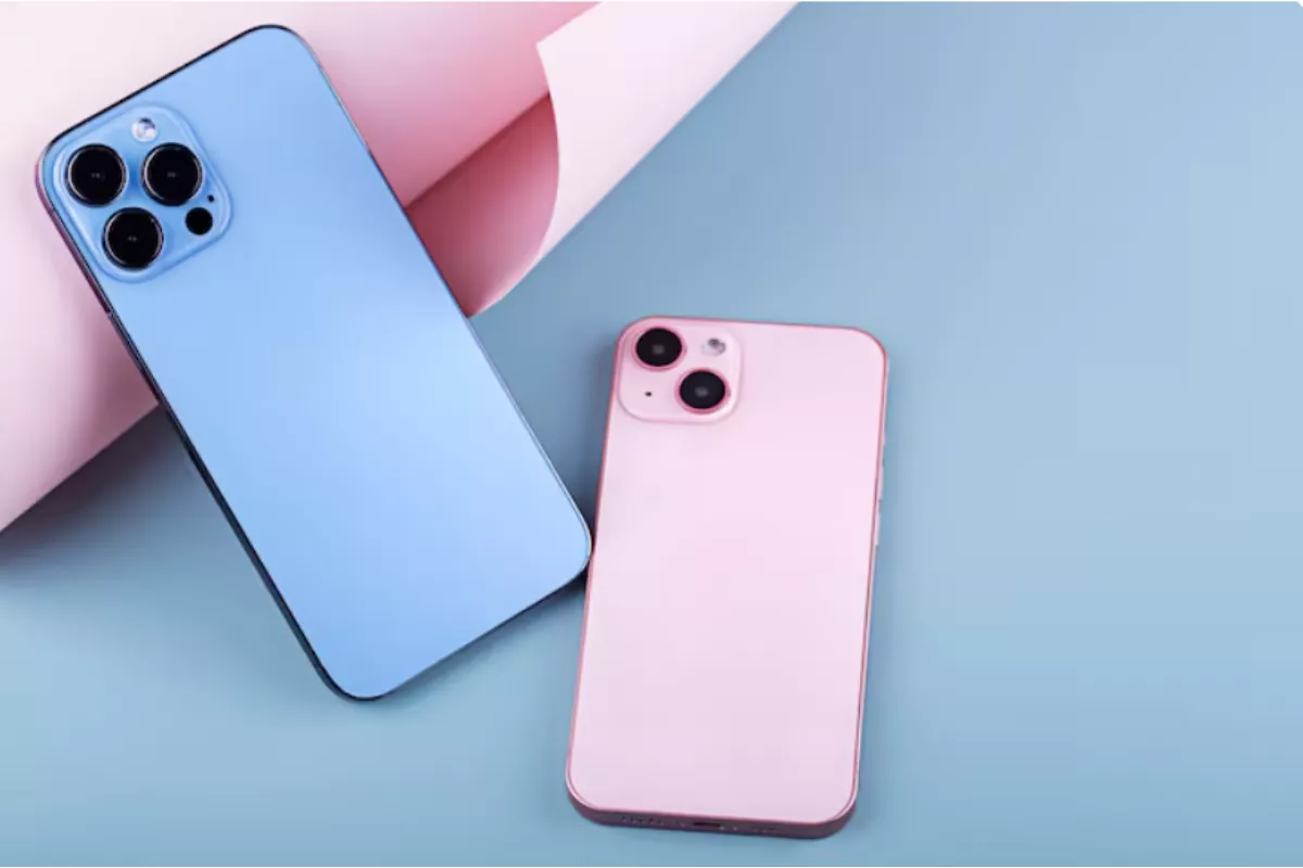 Perbandingan bodi belakang dua varian iPhone warna biru muda dan pink lembut.