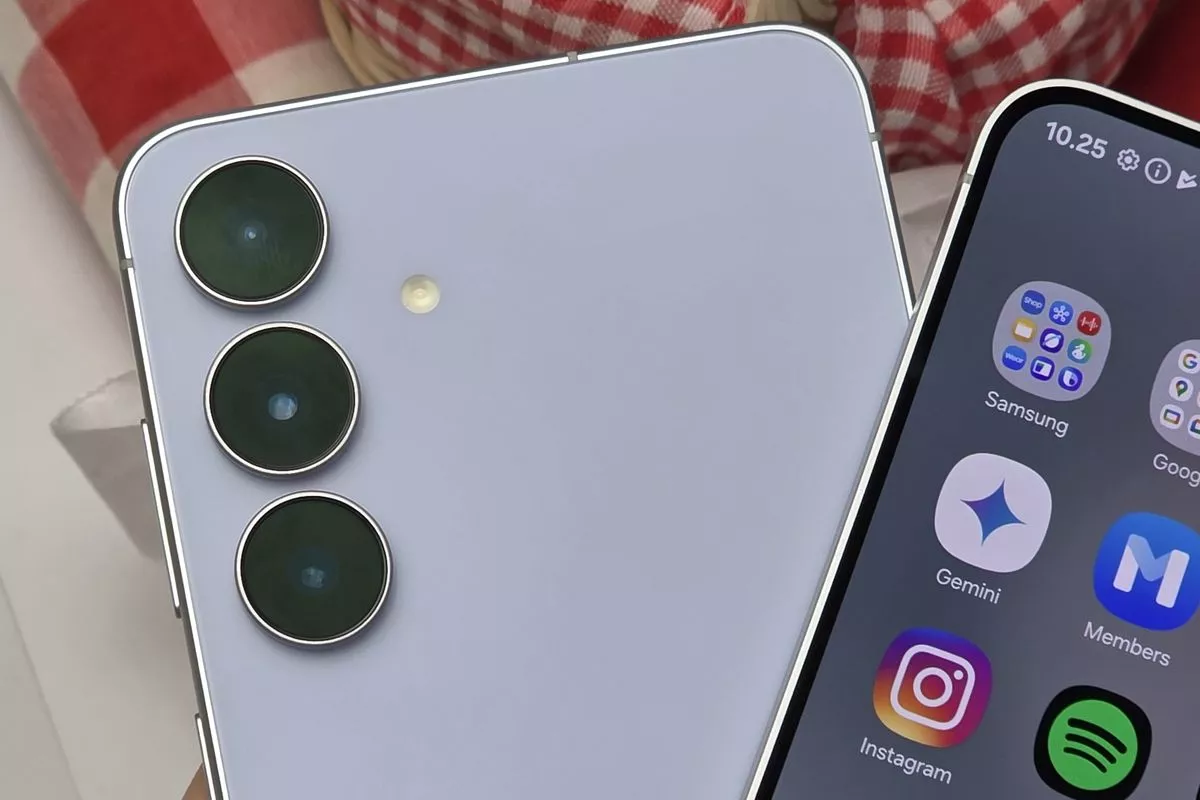 Close-up bodi belakang warna ungu muda dan layar Galaxy S26 FE yang menampilkan aplikasi Android.