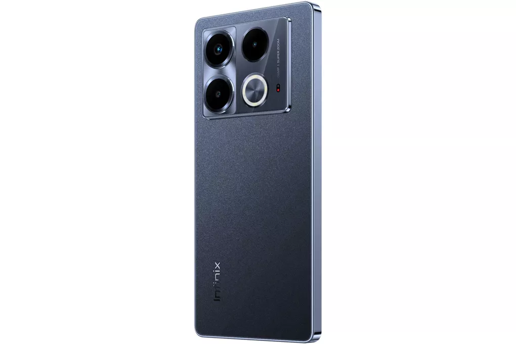 Bodi belakang HP Infinix warna hitam dengan tiga kamera dan ring light.