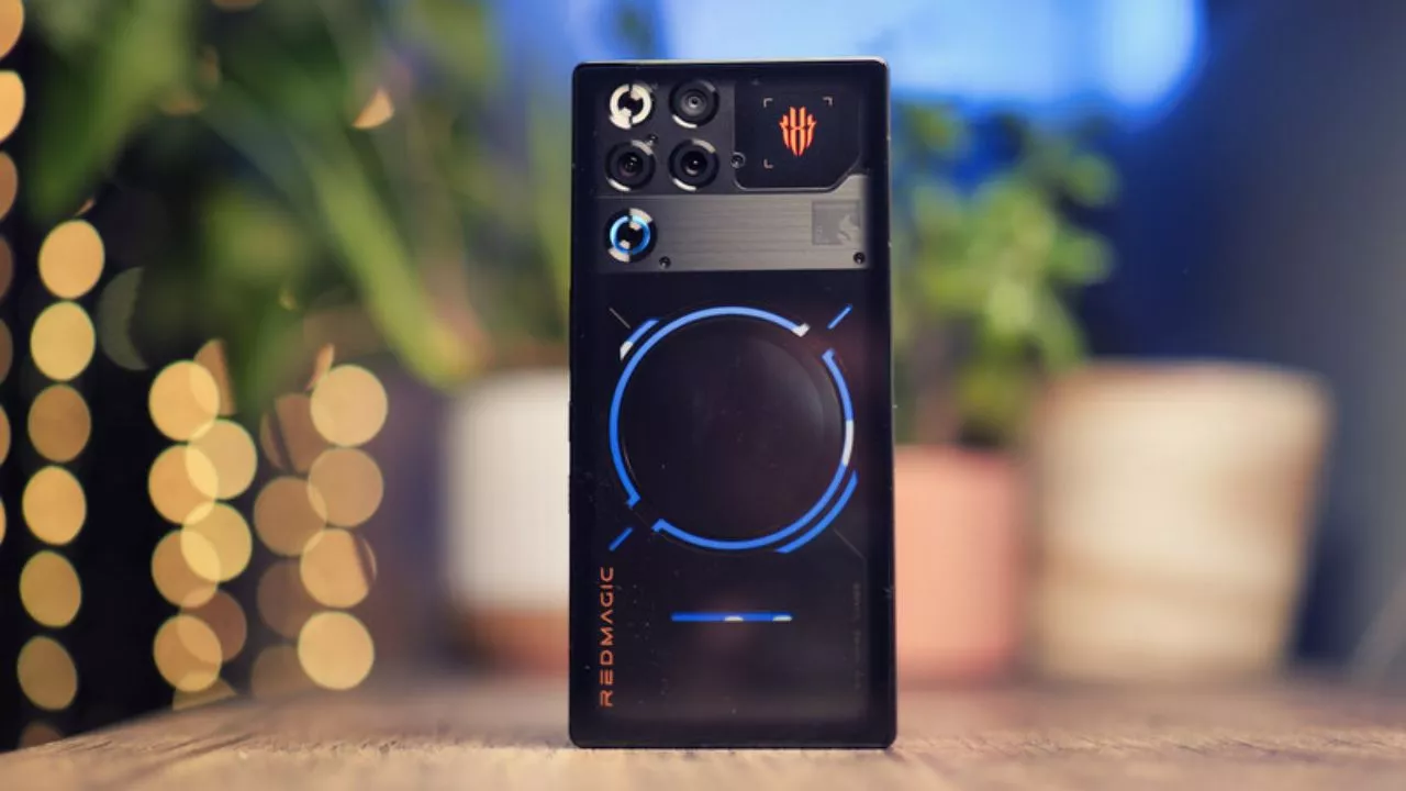 Bodi belakang HP gaming RedMagic 11S Pro warna hitam transparan dengan logo dan elemen RGB menyala