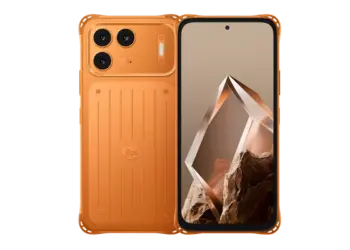 HP murah Itel bodi rugged oranye dengan modul kamera tiga boba bergaya iPhone.