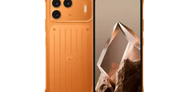 HP murah Itel bodi rugged oranye dengan modul kamera tiga boba bergaya iPhone.