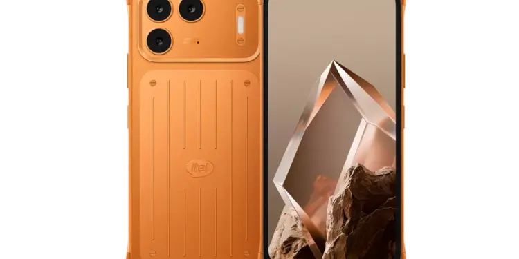 HP murah Itel bodi rugged oranye dengan modul kamera tiga boba bergaya iPhone.