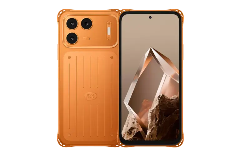 HP murah Itel bodi rugged oranye dengan modul kamera tiga boba bergaya iPhone.