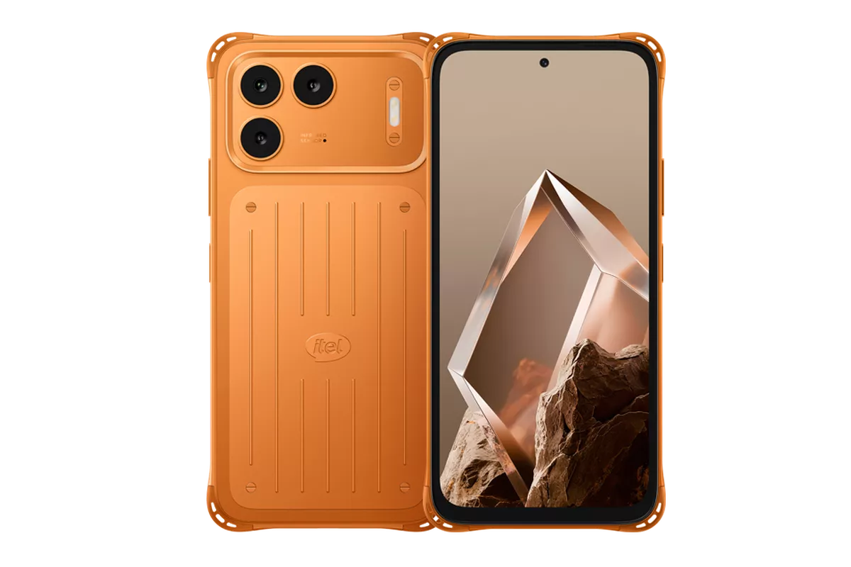 HP murah Itel bodi rugged oranye dengan modul kamera tiga boba bergaya iPhone.