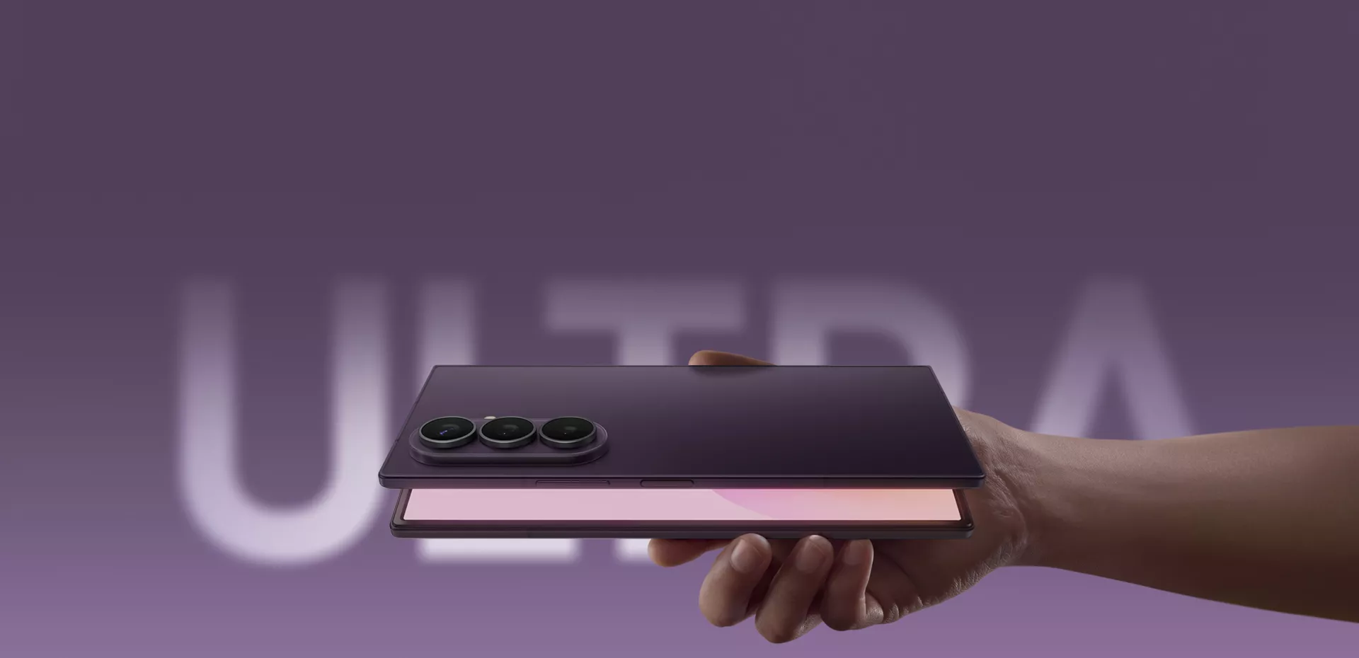 Desain tipis dan bodi kokoh Samsung Galaxy Z Fold 8 dengan setup tiga kamera belakang yang mumpuni.
