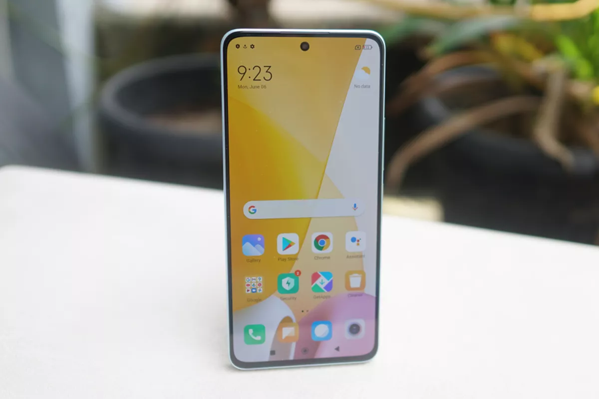 Tampilan depan smartphone yang dihidupkan, menunjukkan layar sentuh penuh dengan antarmuka pengguna berbasis Android (kemungkinan MIUI).