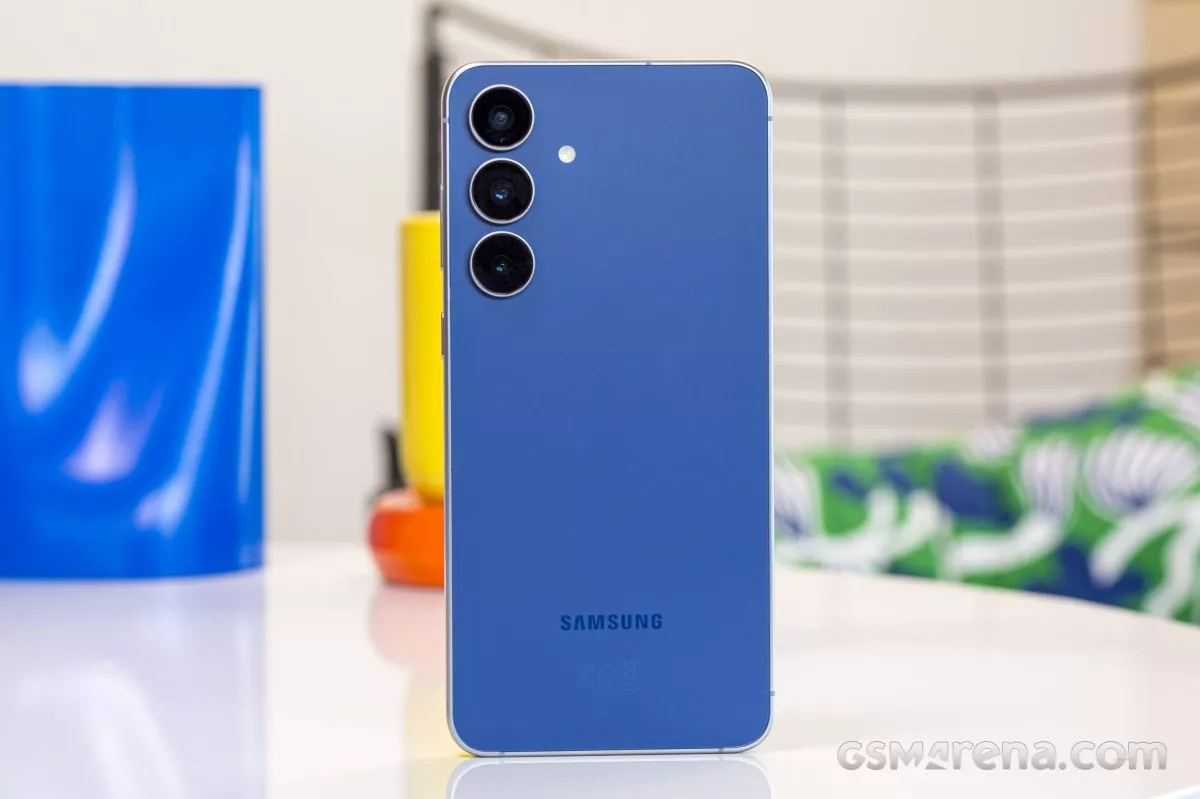 Tampilan bodi belakang smartphone Samsung berwarna biru dengan tiga lensa kamera vertikal tanpa island kamera.