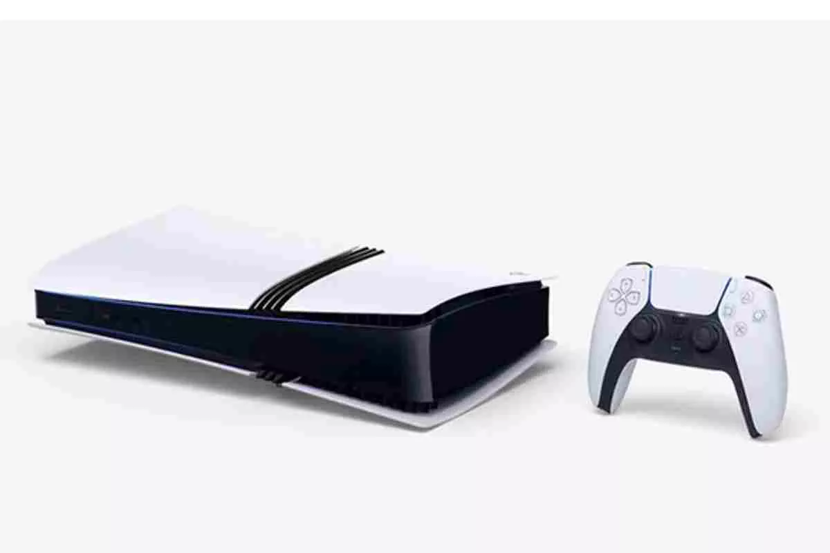 Konsol PlayStation 5 Slim posisi horisontal bersanding dengan pengontrol DualSense.