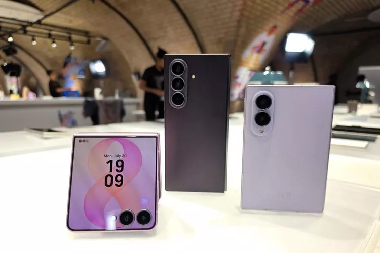 Lini smartphone lipat flagship Samsung Galaxy Z Fold 8 series dan Z Flip 8 yang telah resmi diperkenalkan.